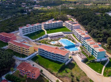 Roda Beach Resort ve Spa 'nın insansız hava aracı görüntüsü - Panoramik plaj manzaralı lüks evler, villalar ve oteller