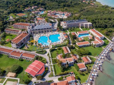 Roda Beach Resort ve Spa 'nın insansız hava aracı görüntüsü - Panoramik plaj manzaralı lüks evler, villalar ve oteller