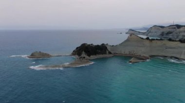 Yunanistan 'ın İyon adaları. Büyüleyici Drastis Burnu 'nun panoramik hava manzarası. Beyaz kayalar ve turkuaz sularla doğal besin manzarası. Korfu adasının kuzey kısmı..
