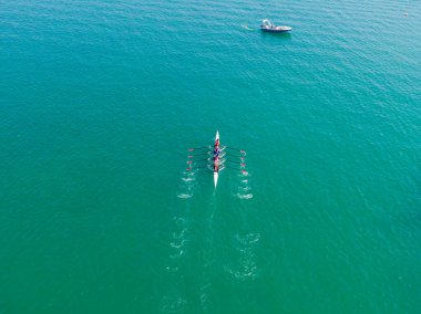 Kürek takımı turkuaz suda senkronize..