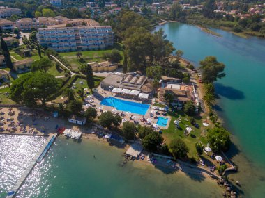 Korfu, korfu, Yunanistan. 14 Eylül 2021: Yunanistan 'da lüks bir sahil beldesinin havadan görünüşü.