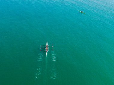 Korfu, korfu, Yunanistan. 14 Eylül 2021: Turkuaz su üzerinde kürek takımı harekete geçti