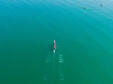 Korfu, korfu, Yunanistan. 14 Eylül 2021: Kürek takımı sakin su üzerinde antrenman yapıyor.