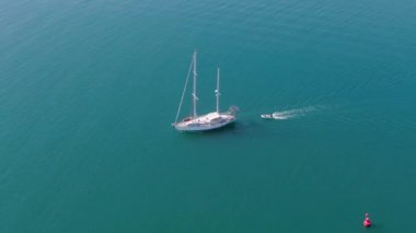 Yelkenli. Yelkenli, dalgalı deniz geçmişi, Yunanistan, korfu adası. Yaz tatili. Hava aracı görünümü