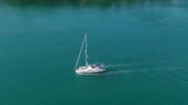 Yelkenli. Yelkenli, dalgalı deniz geçmişi, Yunanistan, korfu adası. Yaz tatili. Hava aracı görünümü