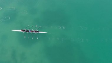 Kürek takımı sakin su üzerinde çalışıyor..