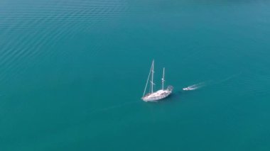 Yelkenli. Yelkenli, dalgalı deniz geçmişi, Yunanistan, korfu adası. Yaz tatili. Hava aracı görünümü