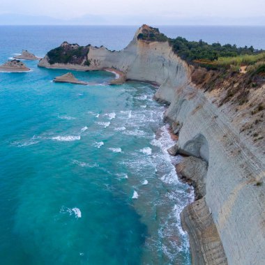 Kıyı kayalıkları ve turkuaz deniz. Dramatik kıyı manzarası.