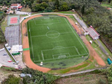 Futbol sahası, koşu sahası ve basketbol sahası olan bir spor kompleksi..