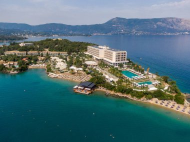 Issız bir sahil koyuna kurulmuş lüks bir tatil köyü..