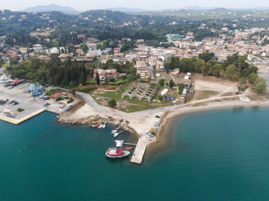 Sahil kasabası hava manzarası, liman ve sahil..