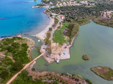 Kıyı gölü, sahil ve turkuaz deniz. Hava görünümü.