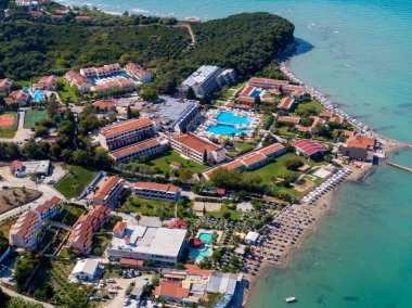 Havuz ve sahil manzaralı sahil tatil köyü kompleksi..