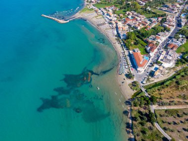 Sahil kenti, sahil ve turkuaz deniz manzaralı..