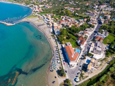 Sahil kenti hava manzarası: sahil, oteller, turkuaz deniz.