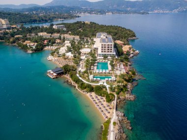 Gözlerden uzak bir körfeze kurulmuş lüks bir tatil köyü büyüleyici okyanus manzarası sunuyor..