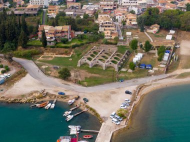 Harabeleri ve tekneleri olan kıyı kasabasının havadan görünüşü.