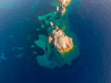 Turkuaz sularda kayalık çıkıntılar.