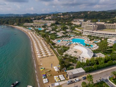 Korfu Yunancası havuzlu lüks tatil köyünün insansız hava aracı görüntüsü