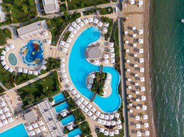 Korfu, korfu, Yunanistan. 26 Ağustos 2021: Havuz ve konforlu lüks bir sahil tatil beldesinin havadan görünüşü.