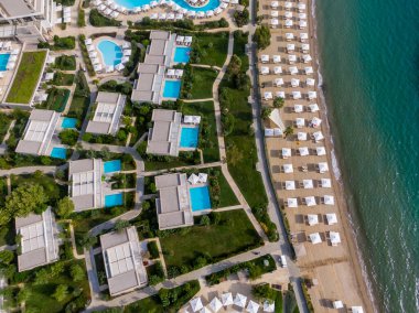 Özel havuzları ve plaj erişimi olan lüks sahil beldesi.