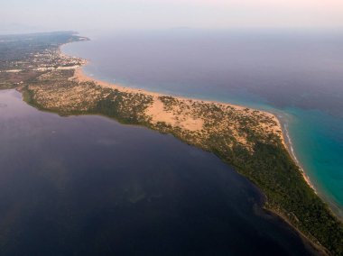 Gölle okyanusu ayıran bir yarımadanın havadan görünüşü.