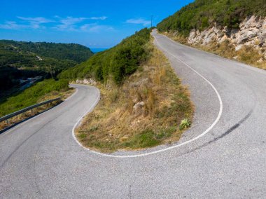 Manzaralı kıyı manzaralı dolambaçlı dağ yolu.