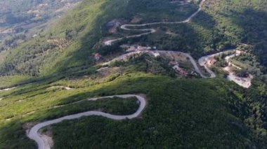 Bereketli yeşil arazide dolambaçlı dağ yolu. Manzaralı hava manzarası. Korfu Yunanı