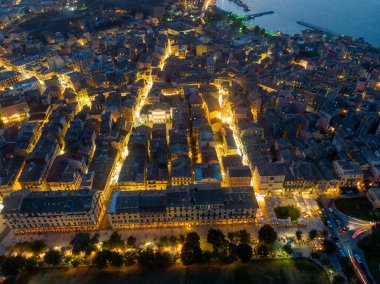 Deniz mavisi sularının bu ikonik Yunan adasının canlı yaşamını yansıttığı Korfu Kasabası 'nda günbatımının ılık tonlarını kucaklayın..
