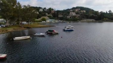 Komeno Korfu adasındaki küçük teknelerin güzel manzarası.