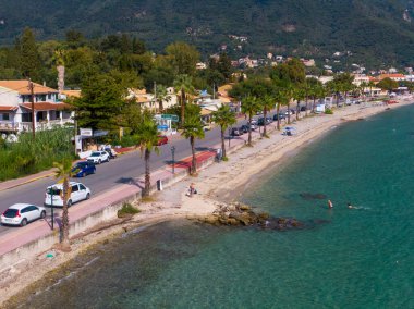 Palmiye ağaçları, plaj ve turkuaz suyu olan kıyı kasabası..