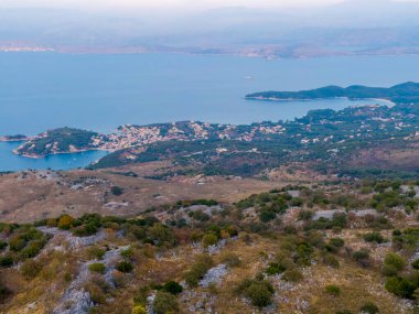 Kıyı kasabası bir körfeze kurulmuş, bir dağın tepesinden izleniyor. Huzurlu manzara.