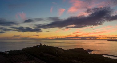 Okyanusun üzerinde gün batımı, sakin bir tepeden, sakin bir manzaradan.