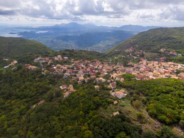Yeşilliğe gömülü tepedeki köy manzaraya bakıyor..