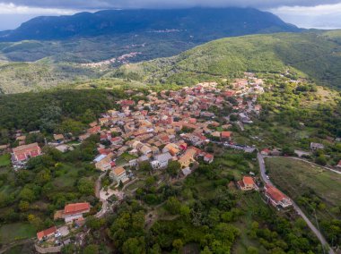 Dağlık bir bölgeye kurulmuş büyüleyici bir köyün havadan görünüşü.