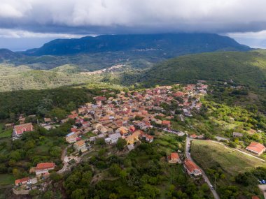 Dağlık bir bölgede yuva yapmış bir köyün havadan görünüşü.