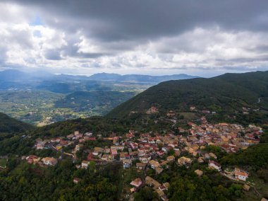 Tepe köyü manzaralı bir vadiye kurulmuş, dağlara ve denize bakan.