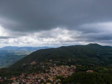 Dramatik bulutlar altında tepe köyü, manzaralı manzara.