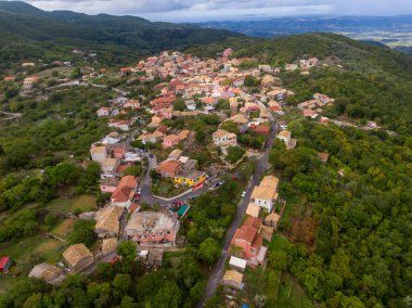 Hilltop köyü yemyeşil, hava manzaralı.