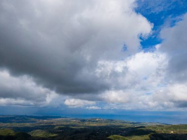 Sahilde dramatik bir bulut manzarası