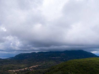 Gökyüzü yemyeşil tepeler ve dağların üzerinde.