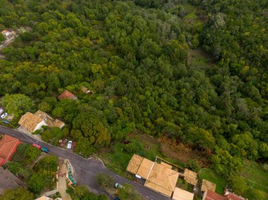 Yemyeşil ormanlarda yuva yapmış köyün havadan görünüşü.