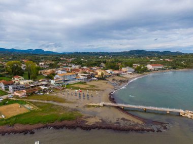 Sahil kenti sahil manzarası, sakin okyanus, kumlu sahil, binalar ve iskele..