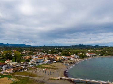 Sahil kasabası sakin bir körfeze kurulmuş, uzaktaki dağlar..