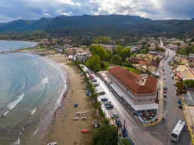 Sahil kenti hava manzarası, sahil, otel, dağlar.