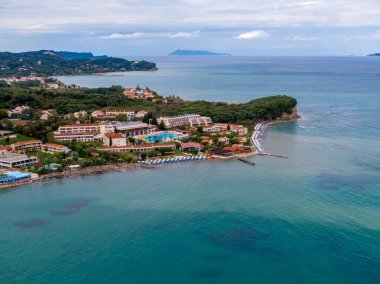 Huzurlu bir plaja kurulmuş sahil beldesi..