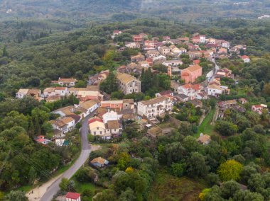 Yeşilliklerin arasına yerleşmiş tuhaf bir köyün havadan görünüşü..