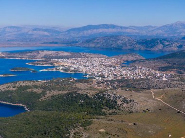 Kıyı kasabası dağlarla çevrili bir körfezde ve berrak mavi sularla çevrili..