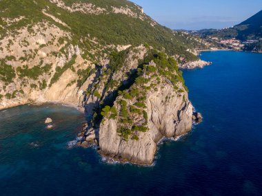 Kıyı kayalıkları ve turkuaz deniz, hava manzarası