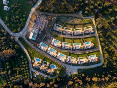 Havuz ve peyzaj ile konut geliştirme havadan görünümü.